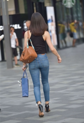 芝芝、大巴车偶遇高颜值小姐姐！[<font color=red>10P</font>]