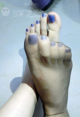 这是谁的一双胖嘟嘟的薄丝美脚呢[<font color=red>10P</font>]