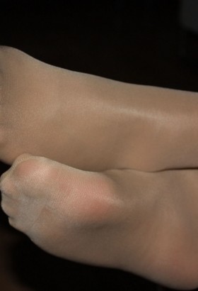 一双楚楚可人自娱自乐的..[<font color=red>13P</font>]