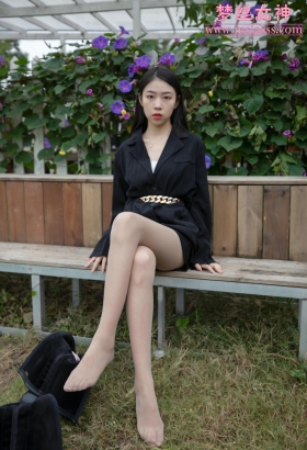 街拍：清纯的【美】MM，身材匀称，修长的美腿[<font color=red>42P</font>]
