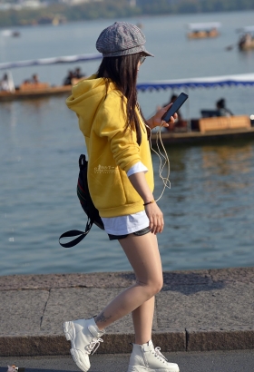 美女穿上高跟鞋[<font color=red>5P</font>]