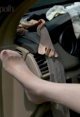 美女坐车，各种丝袜脚都不吝啬给你看[<font color=red>14P</font>]