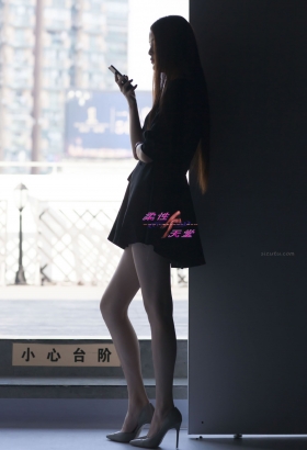 这要是穿上丝袜，不知该多美[<font color=red>30P</font>]