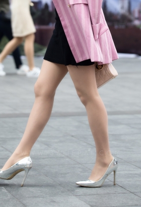 小女生穿上细跟鞋[<font color=red>11P</font>]
