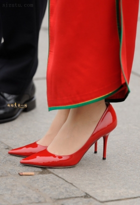 红色旗袍内的高跟美丝[<font color=red>12P</font>]