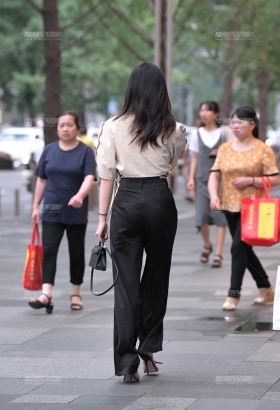 展现出气质与干练的魅力