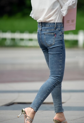 紧身裙搭配细跟鞋