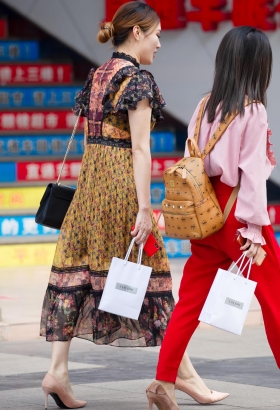 女神搭配细跟鞋