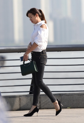 美女穿上细跟鞋